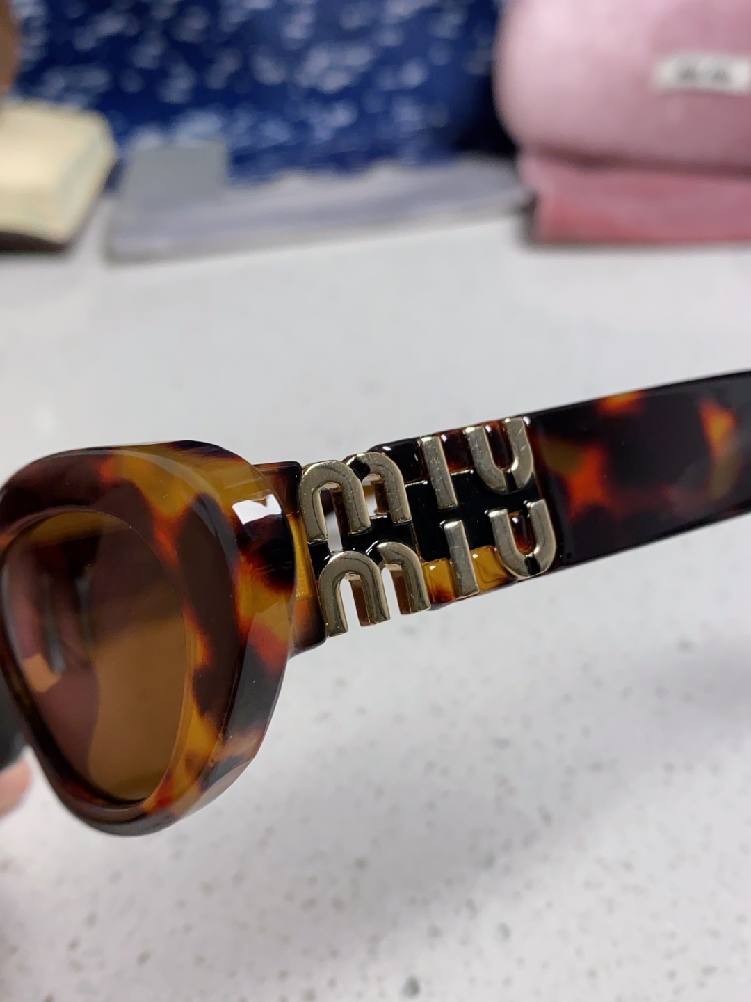 MiuMiu缪缪猫眼墨镜🕶️甜酷摩登女孩看过来真的被拿捏了!十分甜美减龄的一款墨镜，把少女的心狠狠抓住，