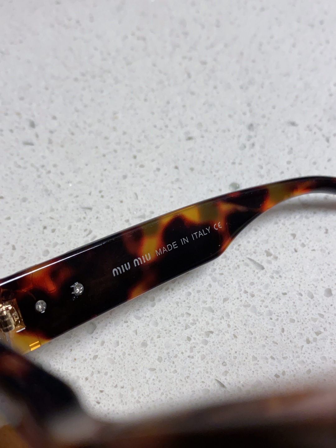 MiuMiu缪缪猫眼墨镜🕶️甜酷摩登女孩看过来真的被拿捏了!十分甜美减龄的一款墨镜，把少女的心狠狠抓住，