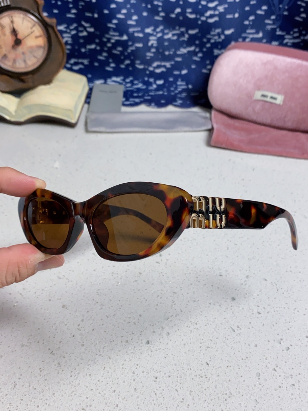 MiuMiu缪缪猫眼墨镜🕶️甜酷摩登女孩看过来真的被拿捏了!十分甜美减龄的一款墨镜，把少女的心狠狠抓住，