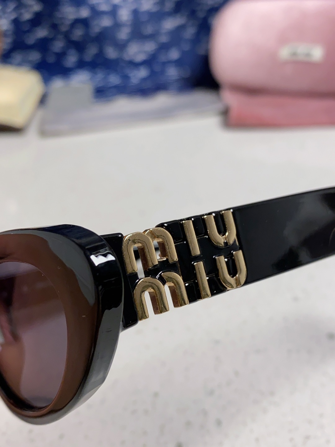 MiuMiu缪缪猫眼墨镜🕶️甜酷摩登女孩看过来真的被拿捏了!十分甜美减龄的一款墨镜，把少女的心狠狠抓住，