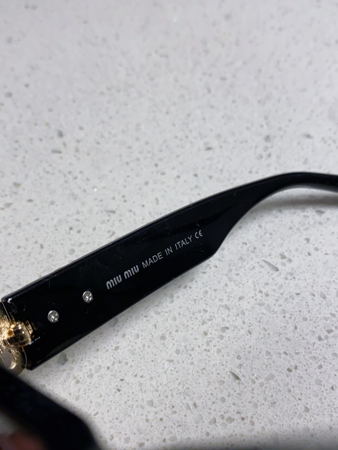 MiuMiu缪缪猫眼墨镜🕶️甜酷摩登女孩看过来真的被拿捏了!十分甜美减龄的一款墨镜，把少女的心狠狠抓住，
