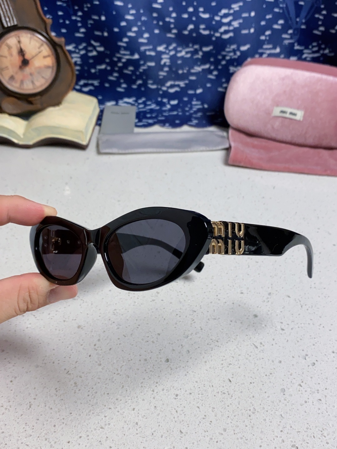 MiuMiu缪缪猫眼墨镜🕶️甜酷摩登女孩看过来真的被拿捏了!十分甜美减龄的一款墨镜，把少女的心狠狠抓住，