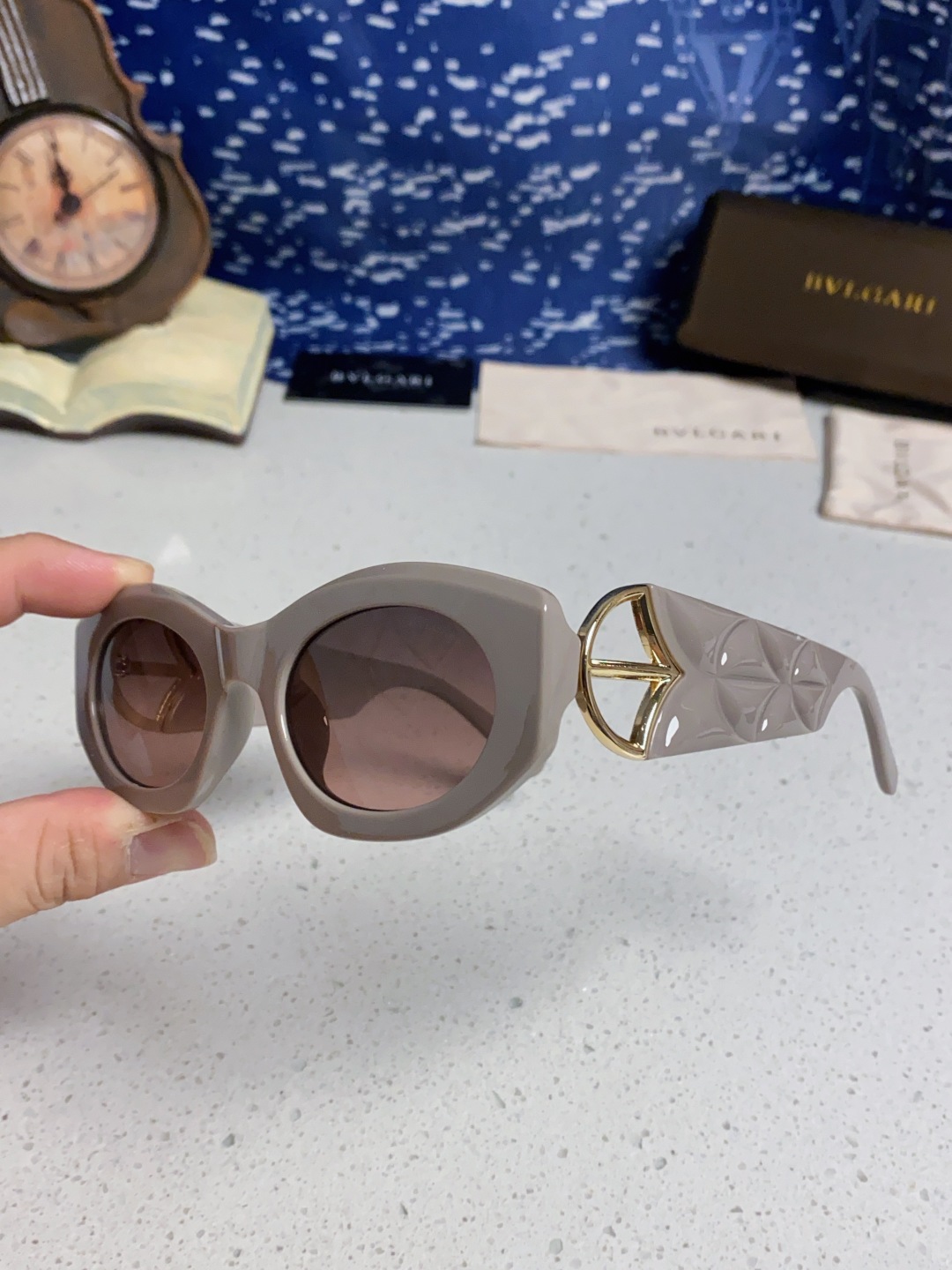 Bvlgari宝格丽 2025年新款欧美摩登时尚猫眼太阳镜个性弯弓花纹朋克风 防紫外线墨镜