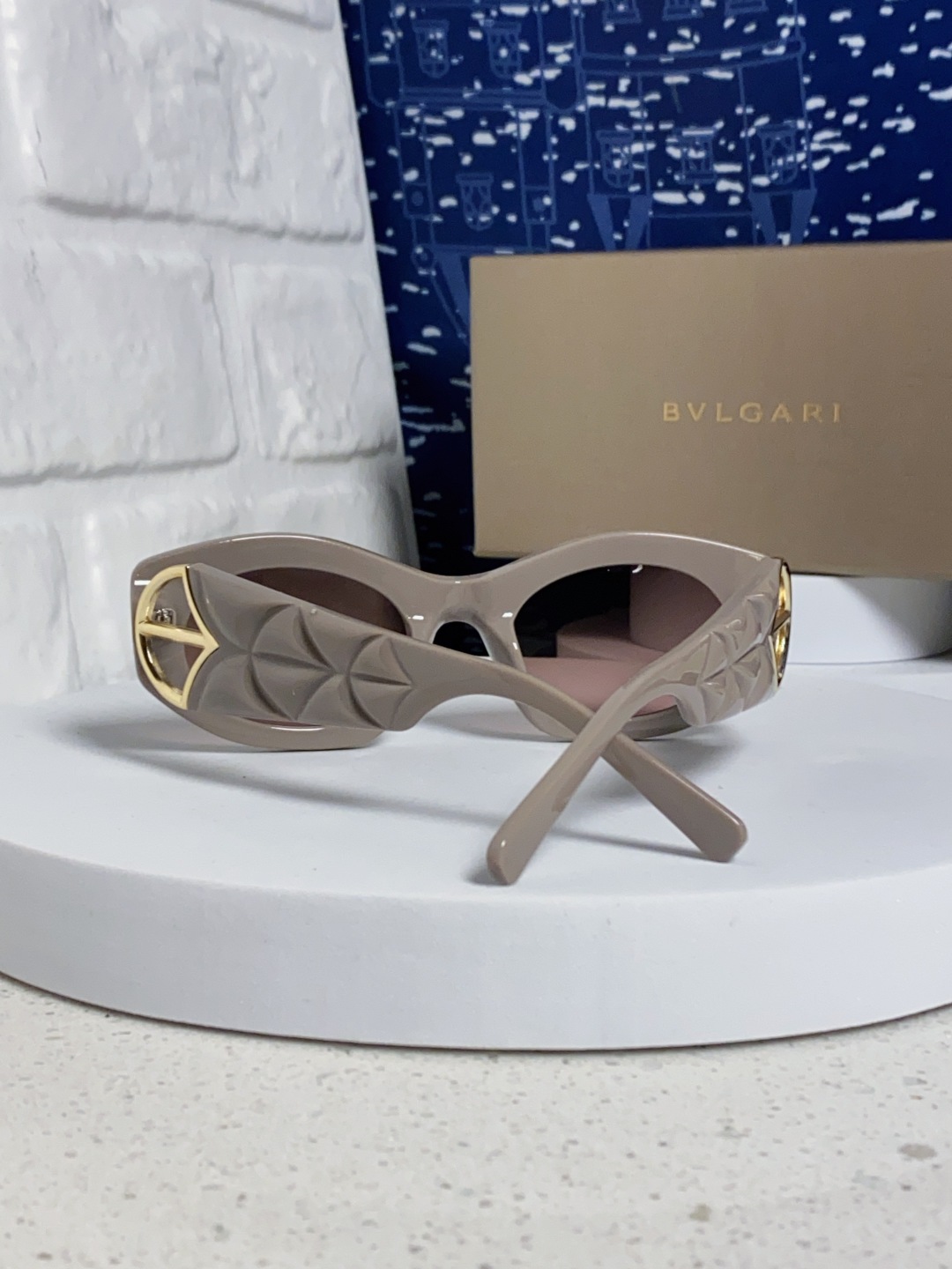 Bvlgari宝格丽 2025年新款欧美摩登时尚猫眼太阳镜个性弯弓花纹朋克风 防紫外线墨镜