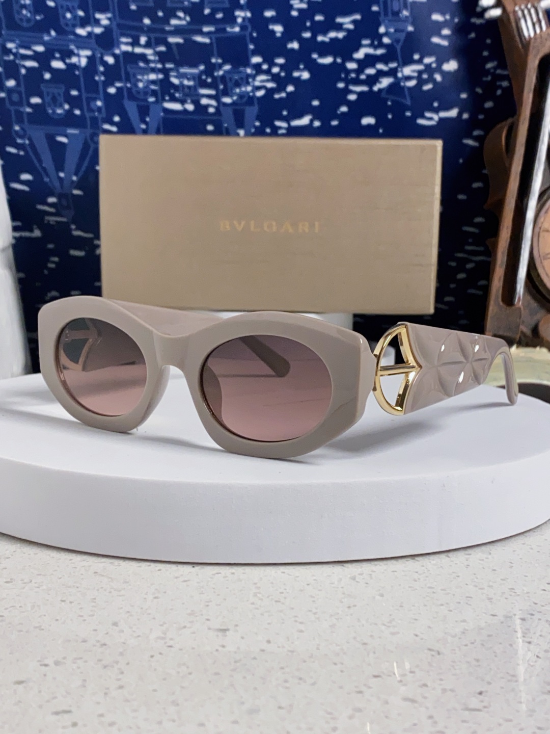 Bvlgari宝格丽 2025年新款欧美摩登时尚猫眼太阳镜个性弯弓花纹朋克风 防紫外线墨镜