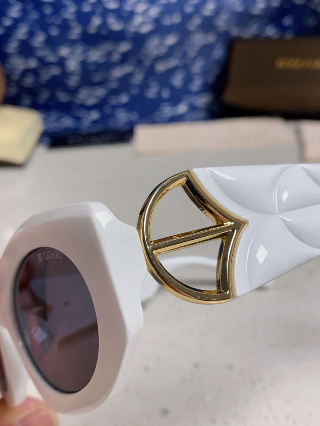 Bvlgari宝格丽 2025年新款欧美摩登时尚猫眼太阳镜个性弯弓花纹朋克风 防紫外线墨镜