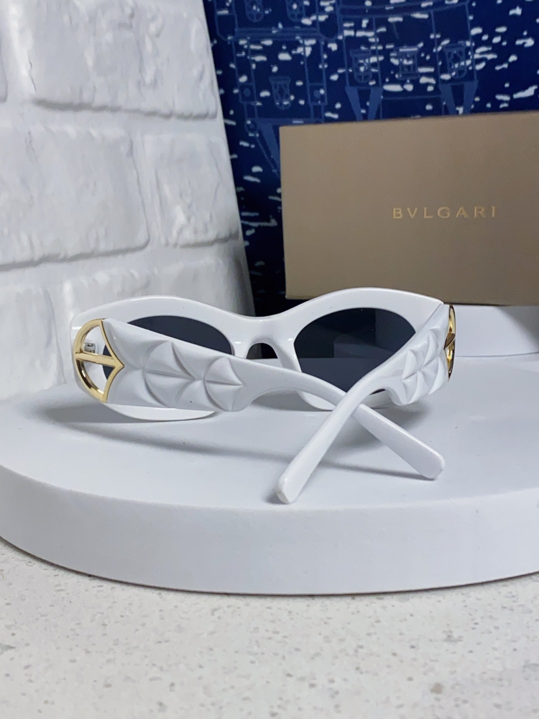 Bvlgari宝格丽 2025年新款欧美摩登时尚猫眼太阳镜个性弯弓花纹朋克风 防紫外线墨镜