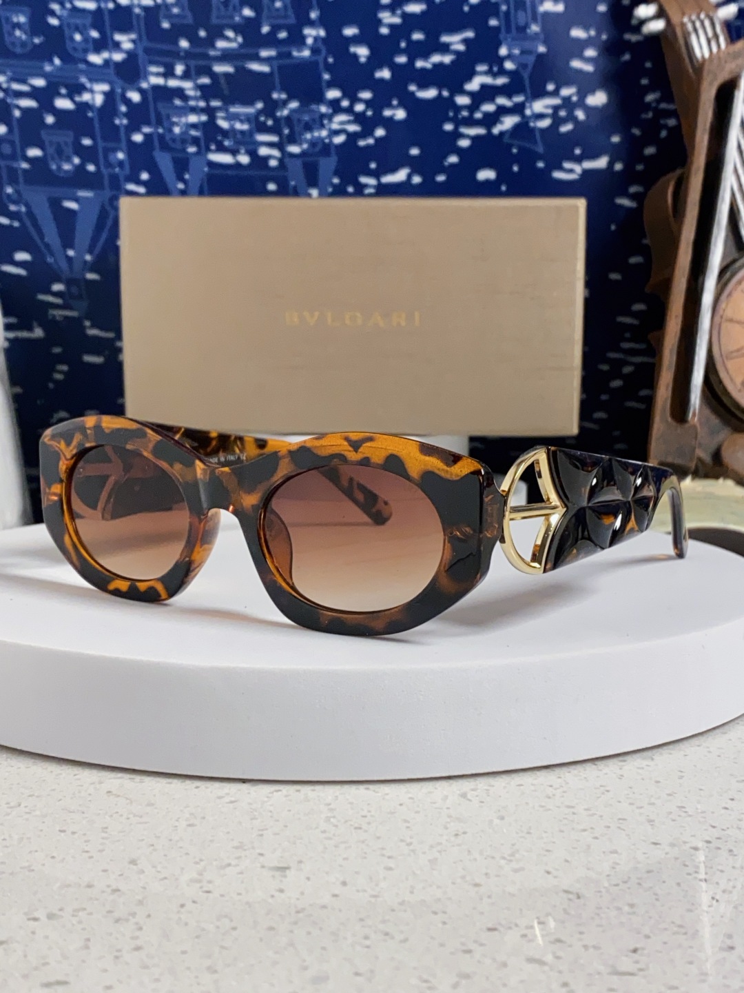 Bvlgari宝格丽 2025年新款欧美摩登时尚猫眼太阳镜个性弯弓花纹朋克风 防紫外线墨镜