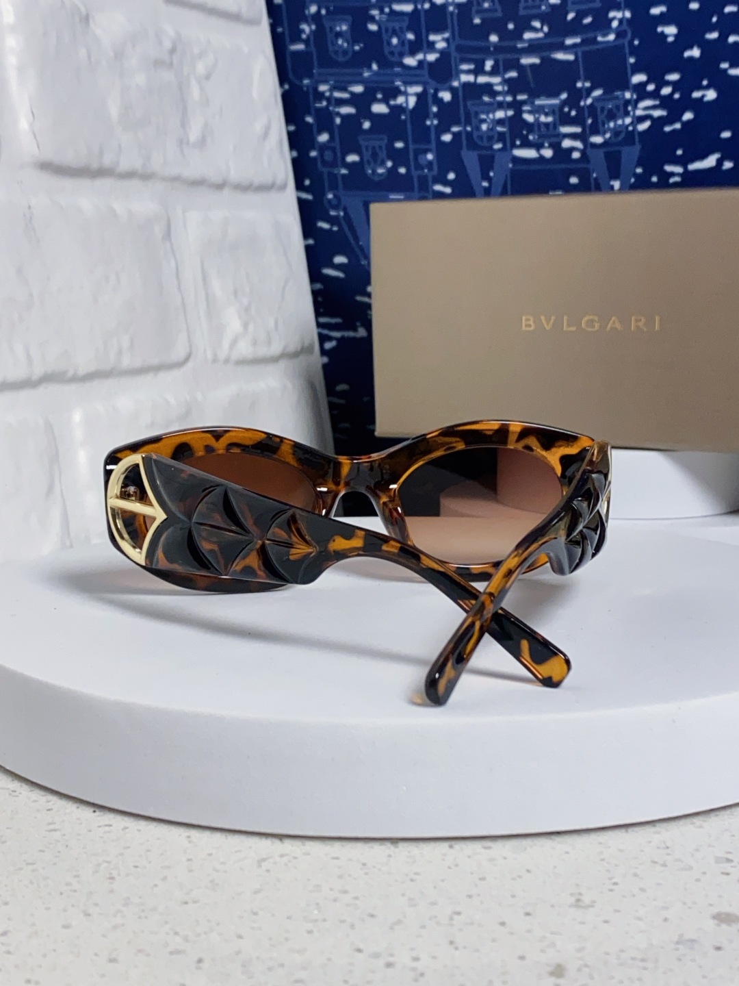 Bvlgari宝格丽 2025年新款欧美摩登时尚猫眼太阳镜个性弯弓花纹朋克风 防紫外线墨镜