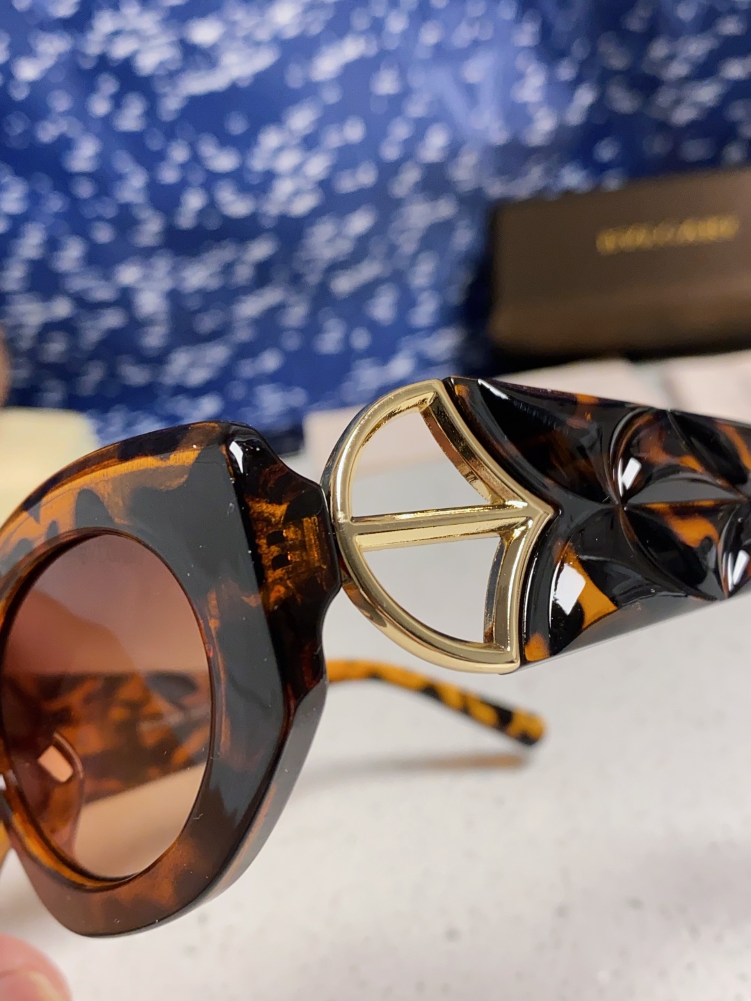 Bvlgari宝格丽 2025年新款欧美摩登时尚猫眼太阳镜个性弯弓花纹朋克风 防紫外线墨镜