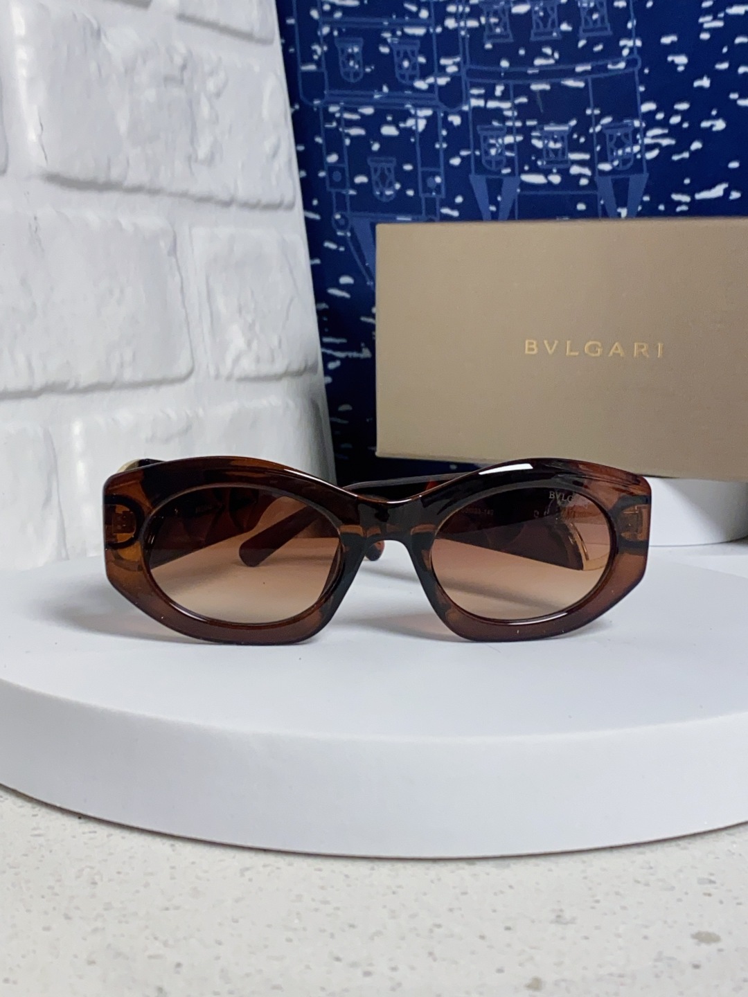 Bvlgari宝格丽 2025年新款欧美摩登时尚猫眼太阳镜个性弯弓花纹朋克风 防紫外线墨镜