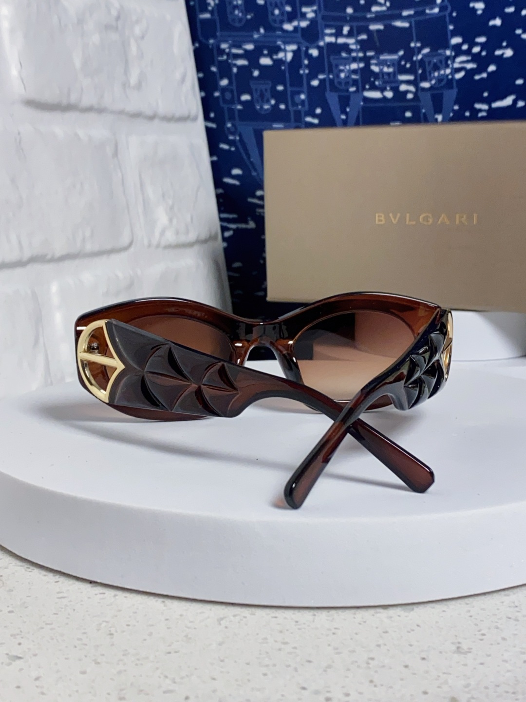 Bvlgari宝格丽 2025年新款欧美摩登时尚猫眼太阳镜个性弯弓花纹朋克风 防紫外线墨镜