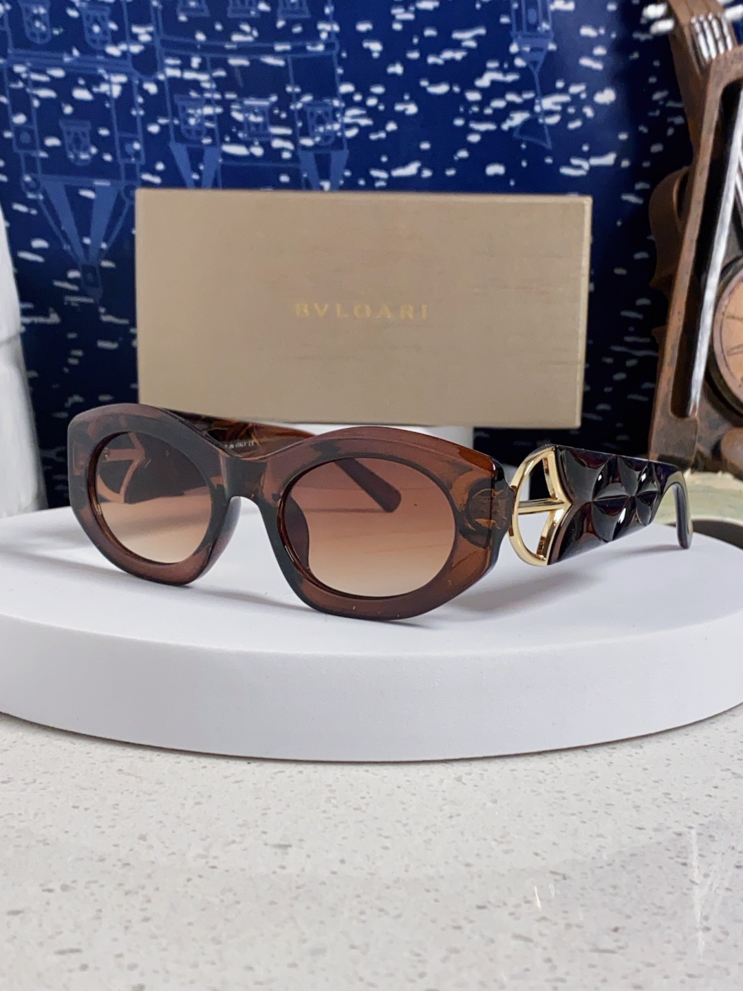 Bvlgari宝格丽 2025年新款欧美摩登时尚猫眼太阳镜个性弯弓花纹朋克风 防紫外线墨镜
