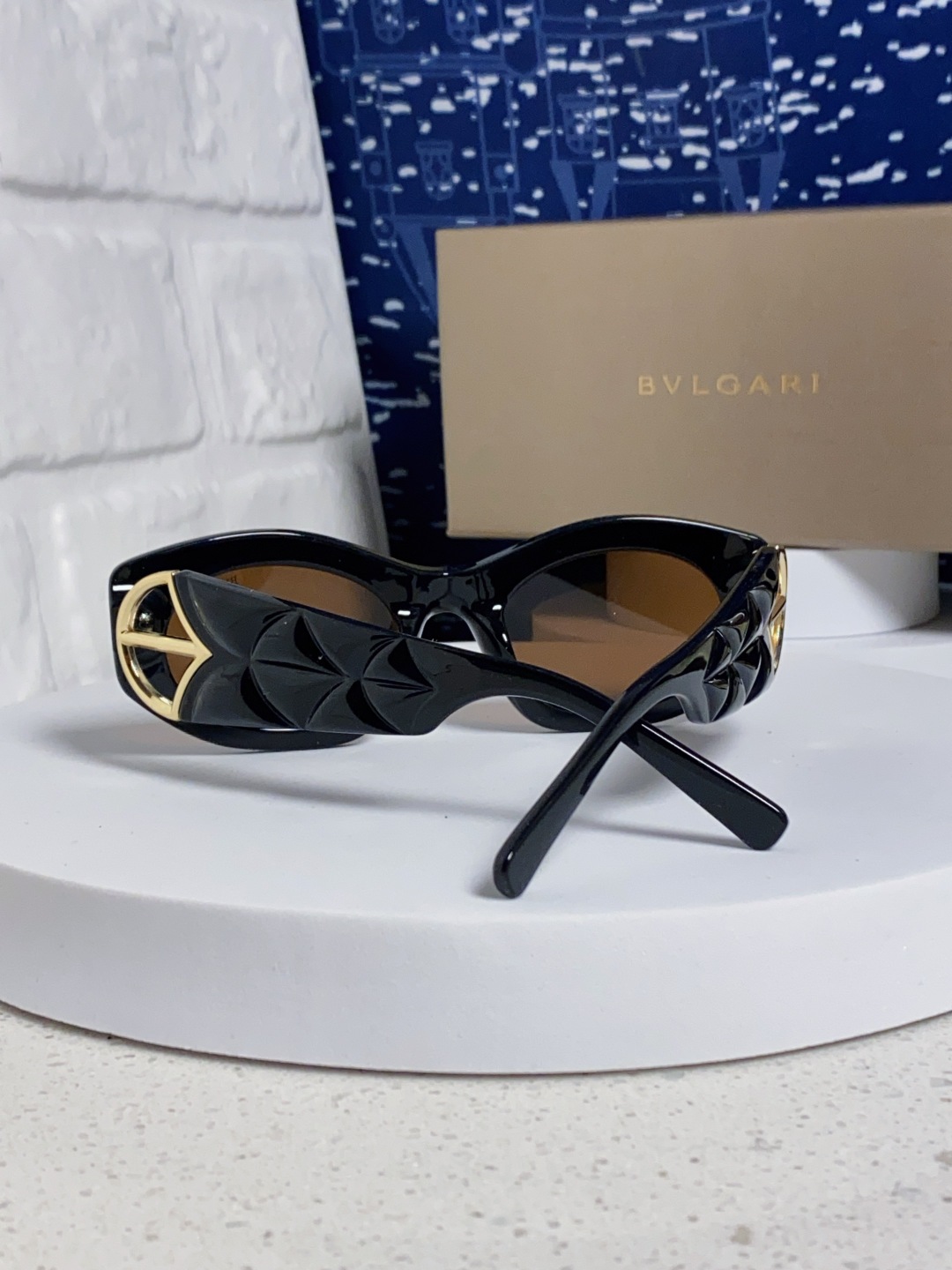 Bvlgari宝格丽 2025年新款欧美摩登时尚猫眼太阳镜个性弯弓花纹朋克风 防紫外线墨镜