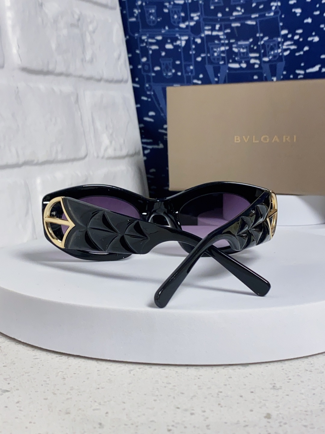Bvlgari宝格丽 2025年新款欧美摩登时尚猫眼太阳镜个性弯弓花纹朋克风 防紫外线墨镜