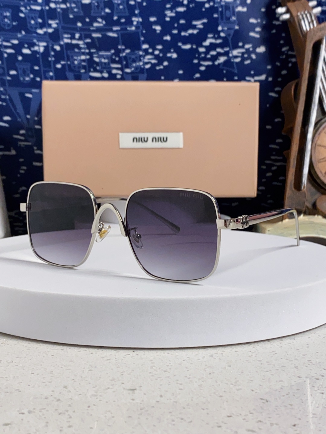 MiuMiu缪缪 2025新款夏季时尚金属方形大框太阳眼镜 素颜显脸小遮阳墨镜男女款