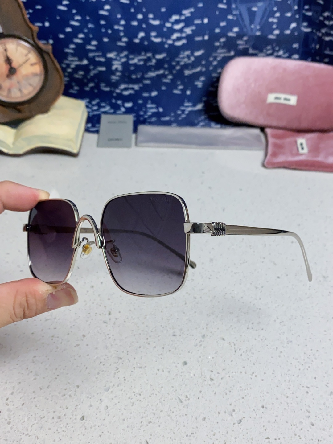 MiuMiu缪缪 2025新款夏季时尚金属方形大框太阳眼镜 素颜显脸小遮阳墨镜男女款