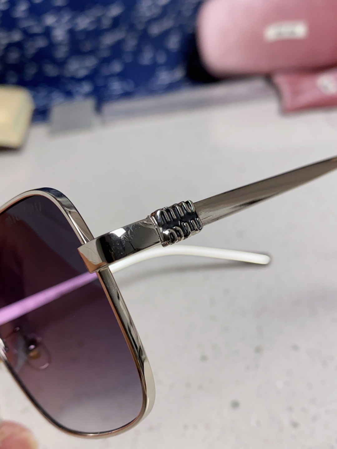 MiuMiu缪缪 2025新款夏季时尚金属方形大框太阳眼镜 素颜显脸小遮阳墨镜男女款