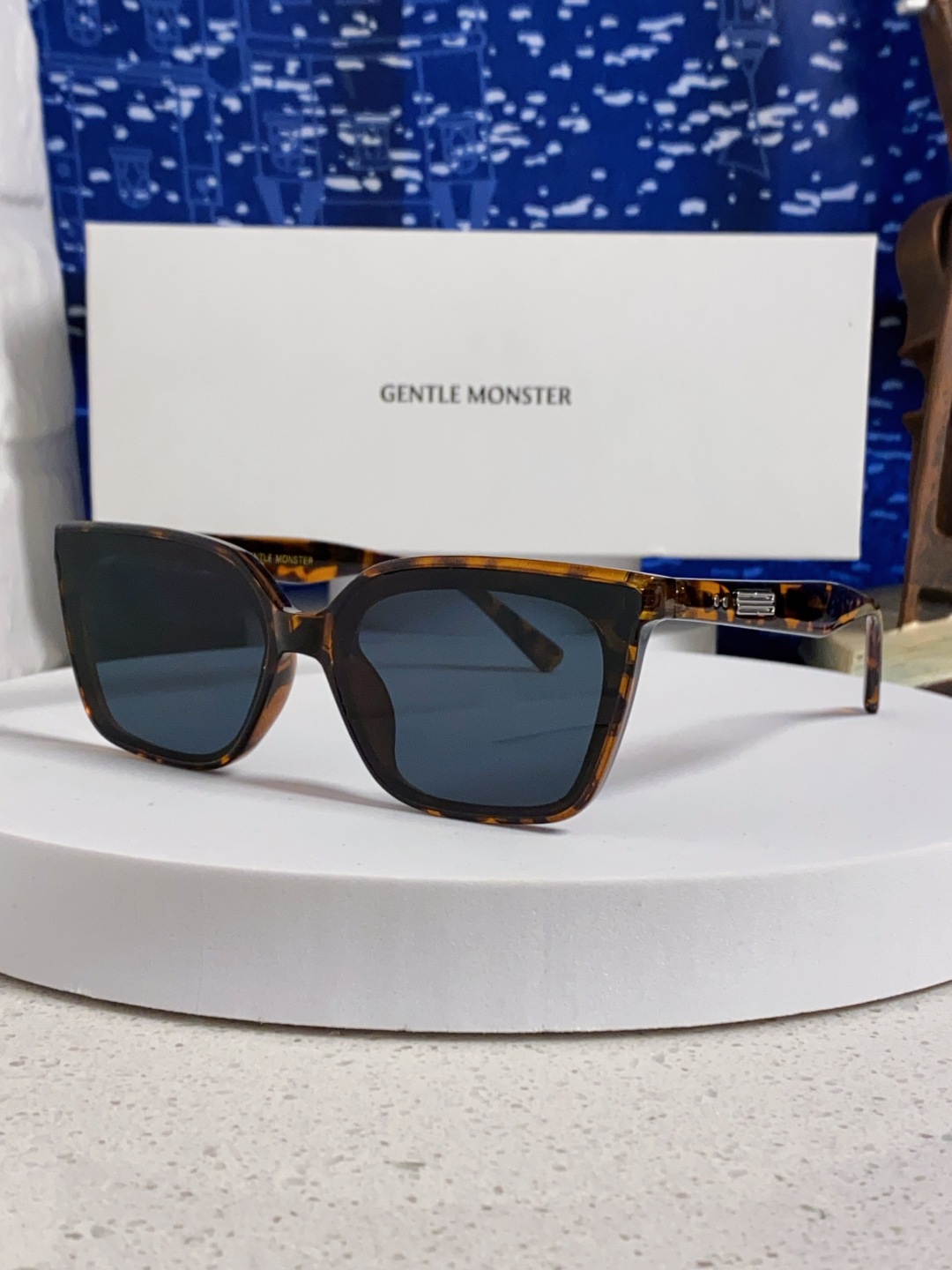 Gentle Moster(GM) 2025新款高级感凹造型方形大框太阳镜男时尚大脸防紫外线 型号：MO