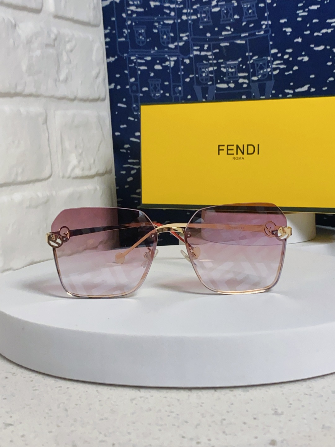 Fendi芬迪 2025新款墨镜印花字母LOGO时尚太阳镜 潮流爆款男女通用
