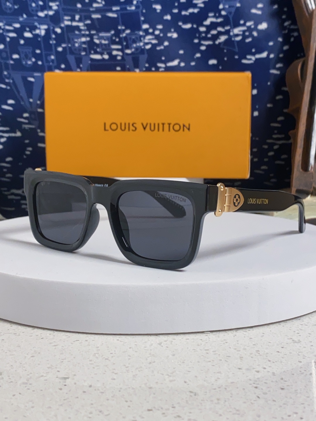 LouisVuitton路易威登 2025新款花朵金属配件方形眼镜个性太阳眼镜 欧美时尚太阳镜韩版潮流墨