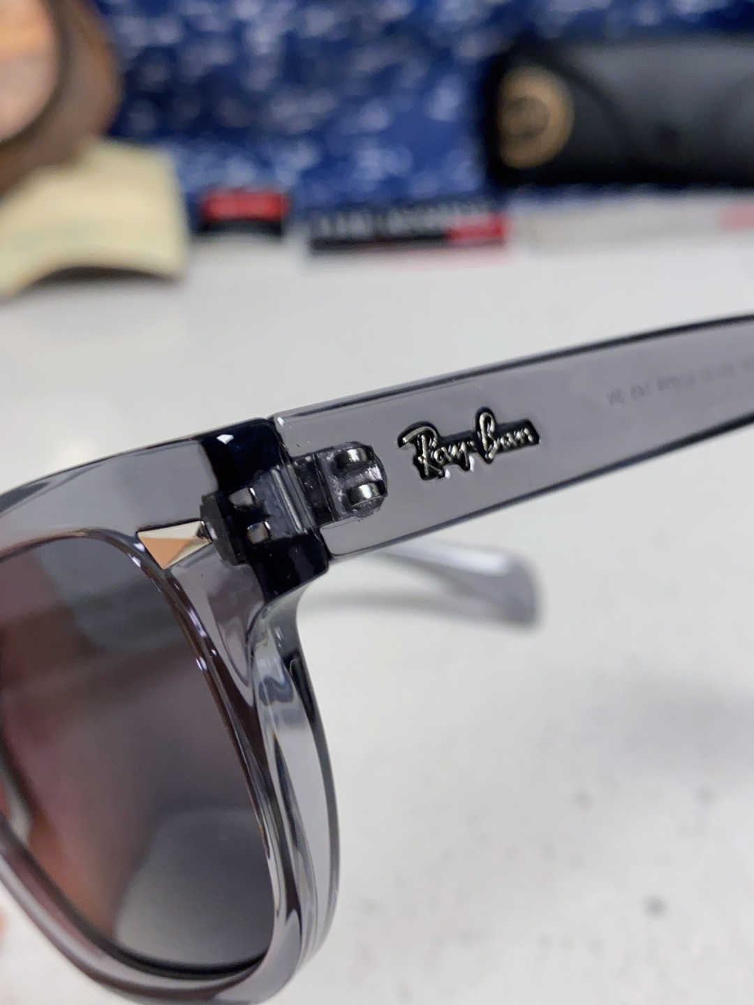 RayBan雷朋 2025新款经典方形中性太阳镜 RB0880