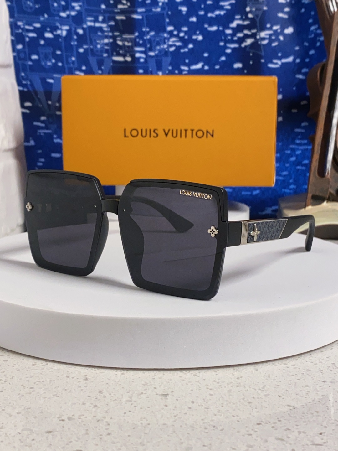 LouisVuitton路易威登 2025Lv新款太阳镜女偏光墨镜明星同款网红大框驾驶开车Lv字母眼镜 