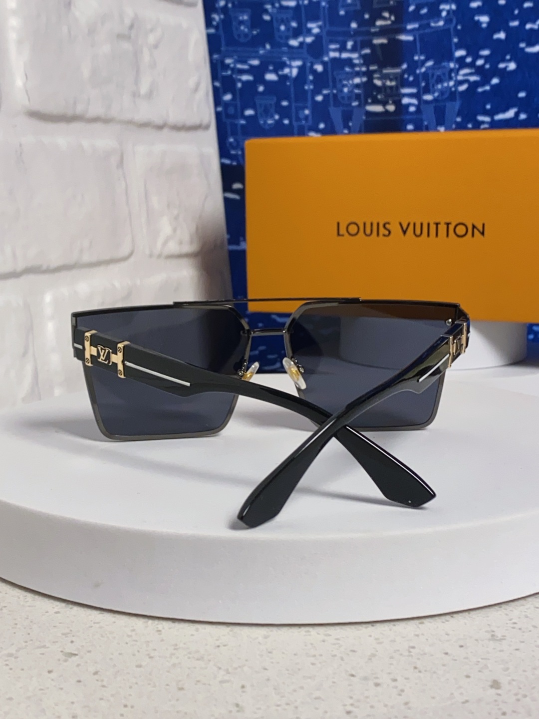 LOUISVUITTON路易威登 2025新款LV高级感无框墨镜女潮欧美复古大框切边眼镜防紫外线太阳镜海