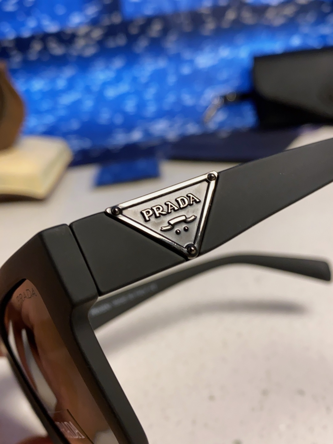 Prada普拉达 2025新款太阳镜时尚黑超窄框休闲墨镜男女通用