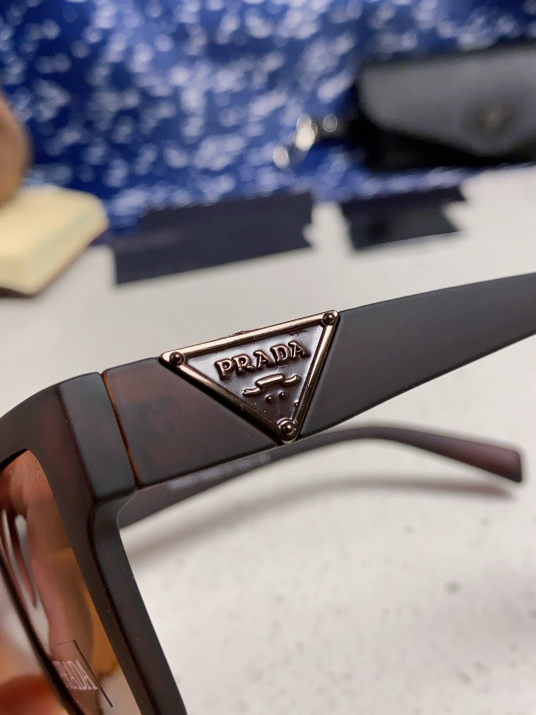 Prada普拉达 2025新款太阳镜时尚黑超窄框休闲墨镜男女通用