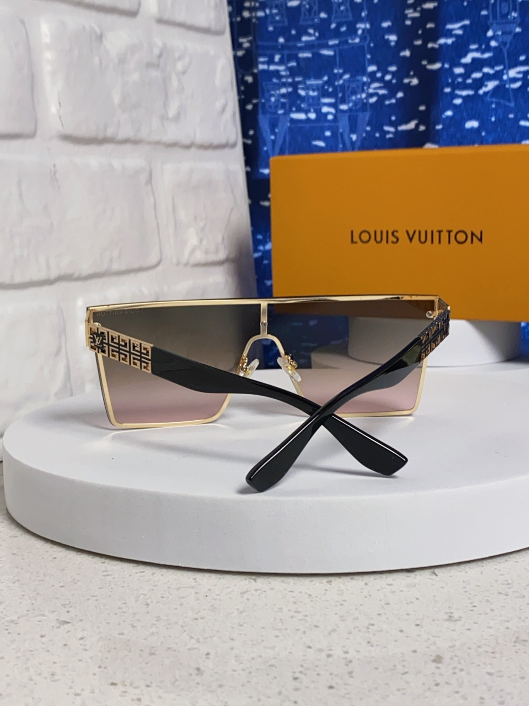 LouisVuitton路易威登 2025新款个性一片式大框墨镜女自行车骑行眼镜徒步登山防紫外线太阳镜男