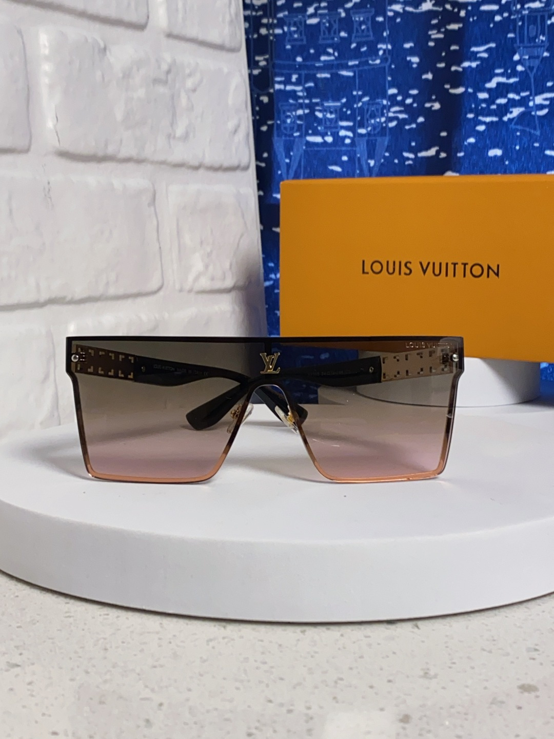 LouisVuitton路易威登 2025新款个性一片式大框墨镜女自行车骑行眼镜徒步登山防紫外线太阳镜男