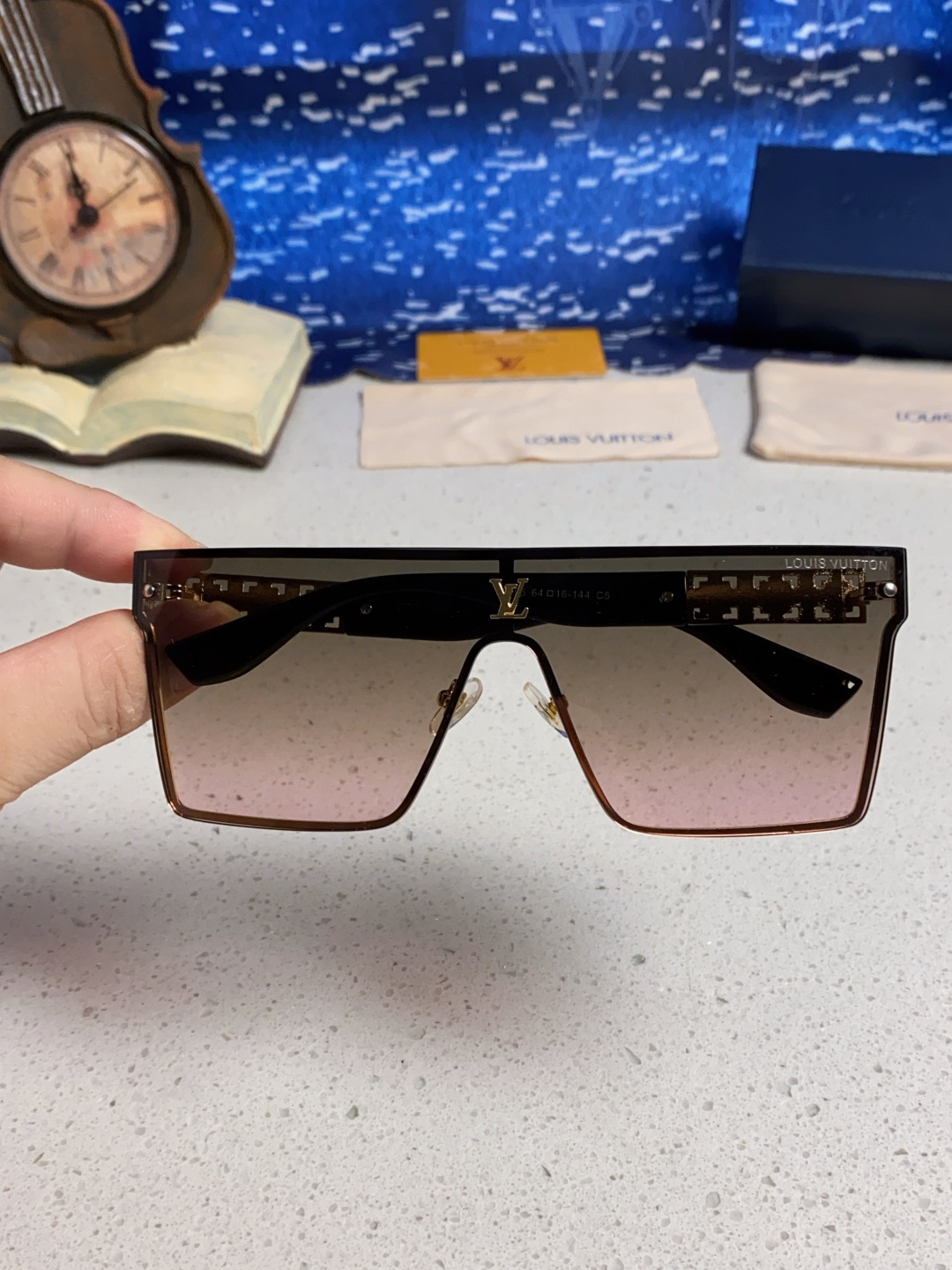 LouisVuitton路易威登 2025新款个性一片式大框墨镜女自行车骑行眼镜徒步登山防紫外线太阳镜男