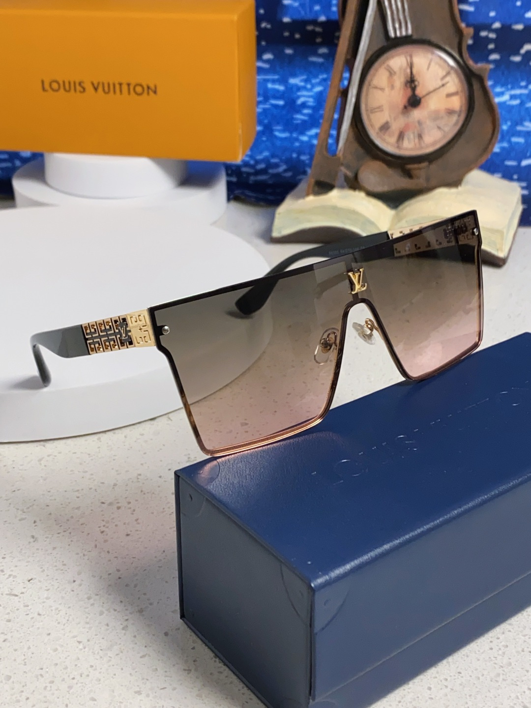 LouisVuitton路易威登 2025新款个性一片式大框墨镜女自行车骑行眼镜徒步登山防紫外线太阳镜男