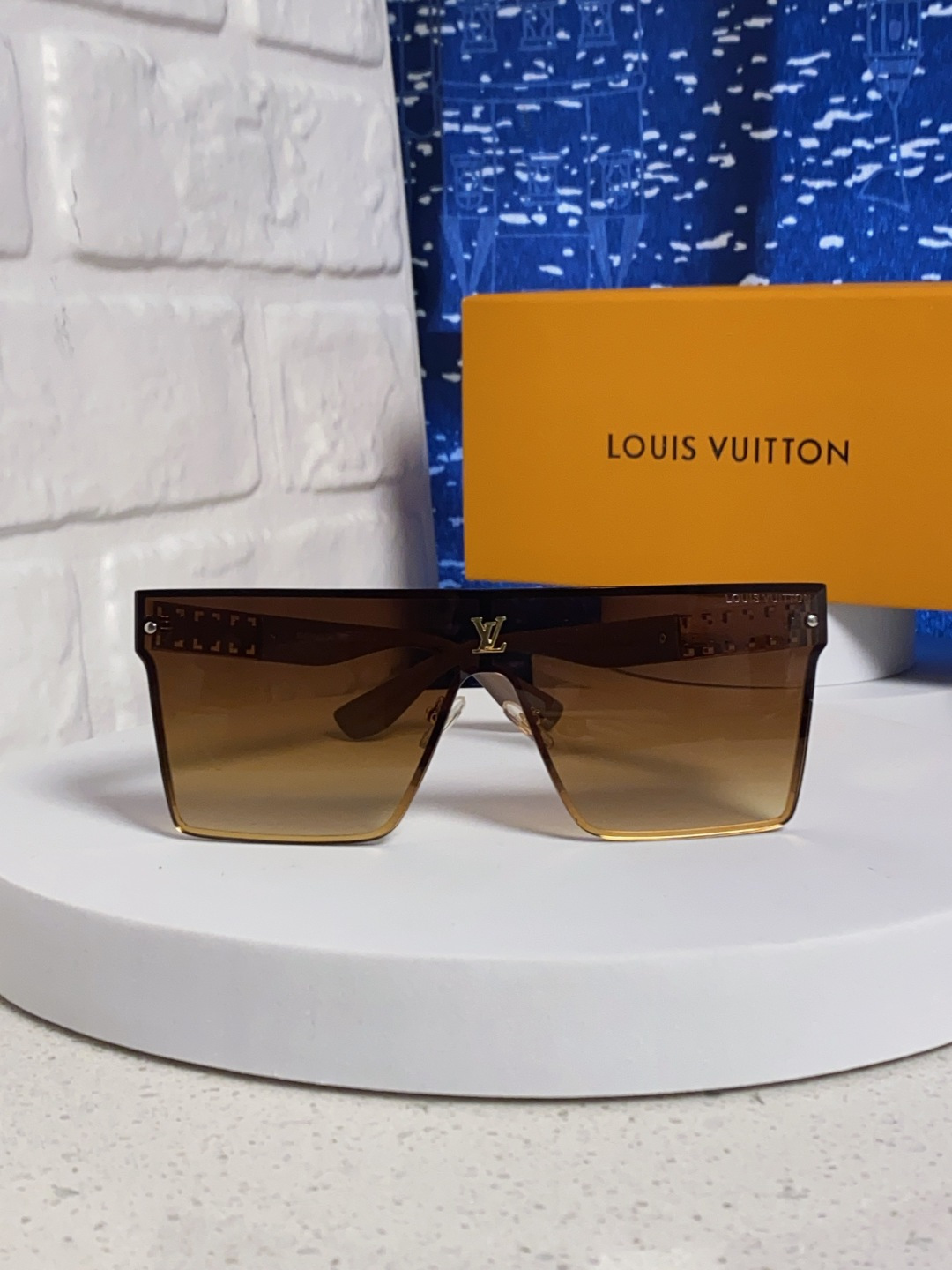 LouisVuitton路易威登 2025新款个性一片式大框墨镜女自行车骑行眼镜徒步登山防紫外线太阳镜男