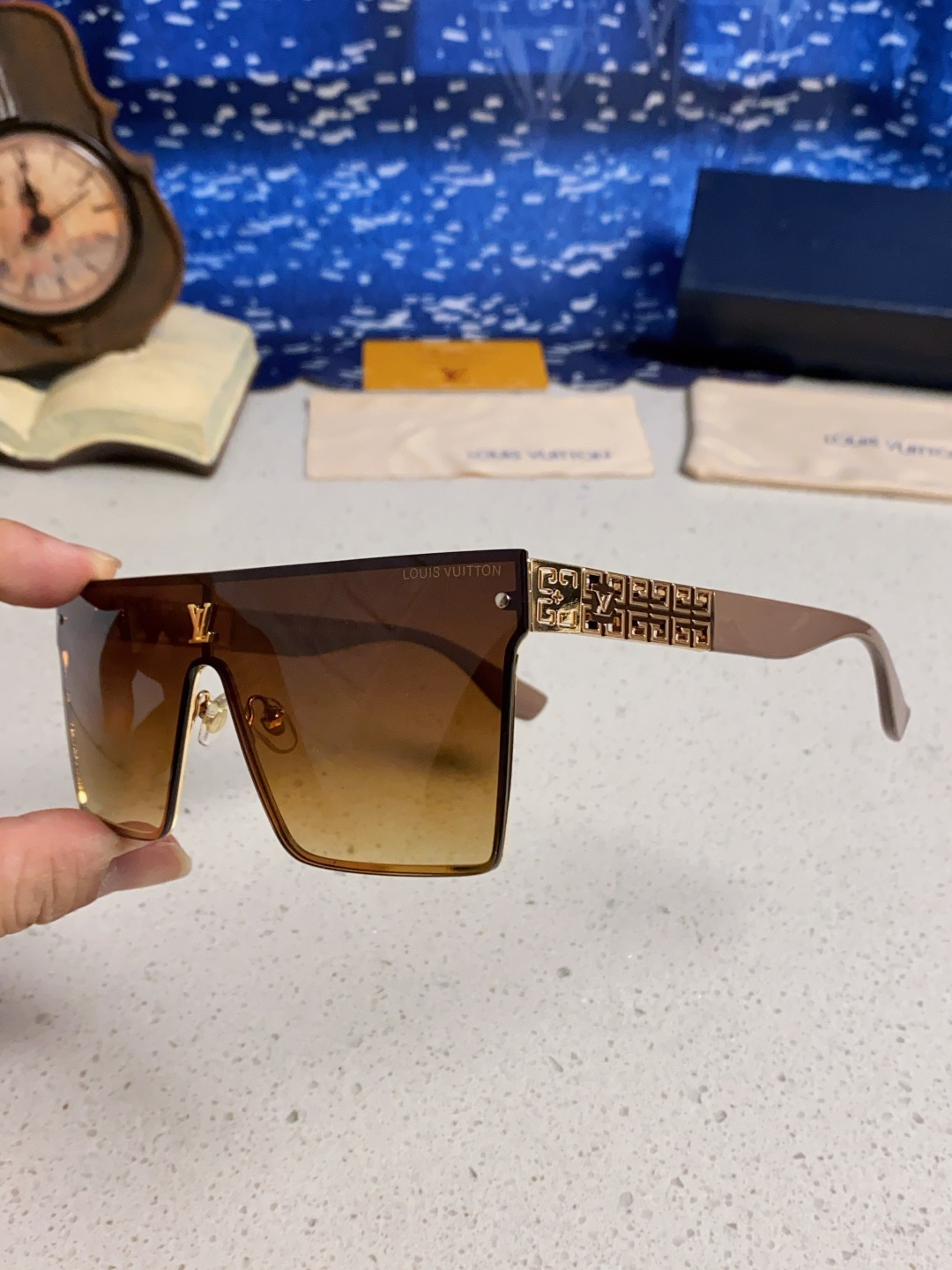 LouisVuitton路易威登 2025新款个性一片式大框墨镜女自行车骑行眼镜徒步登山防紫外线太阳镜男