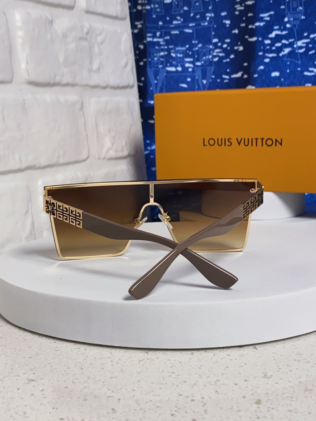 LouisVuitton路易威登 2025新款个性一片式大框墨镜女自行车骑行眼镜徒步登山防紫外线太阳镜男