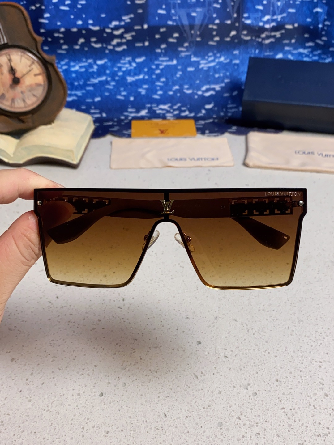 LouisVuitton路易威登 2025新款个性一片式大框墨镜女自行车骑行眼镜徒步登山防紫外线太阳镜男