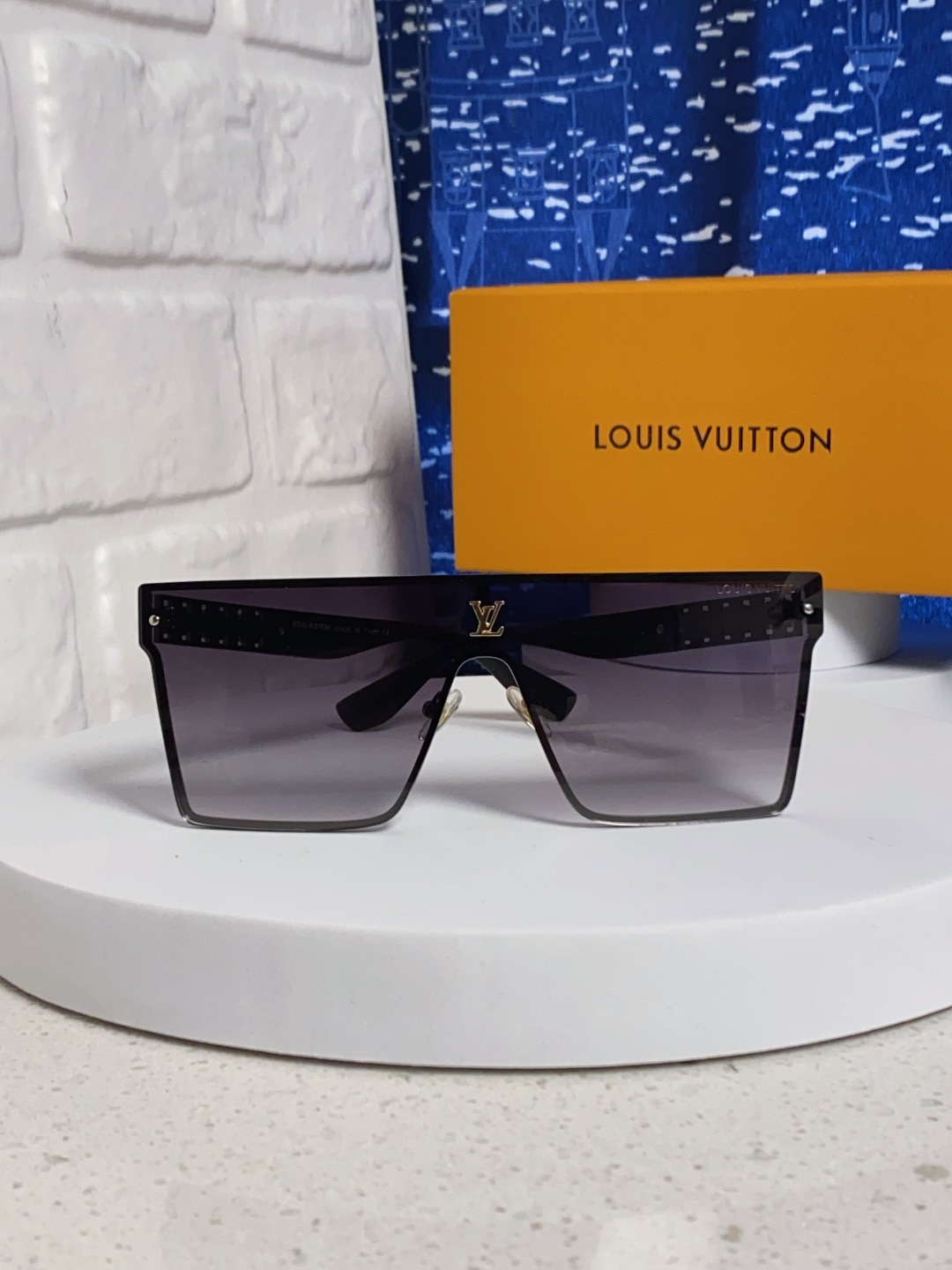 LouisVuitton路易威登 2025新款个性一片式大框墨镜女自行车骑行眼镜徒步登山防紫外线太阳镜男