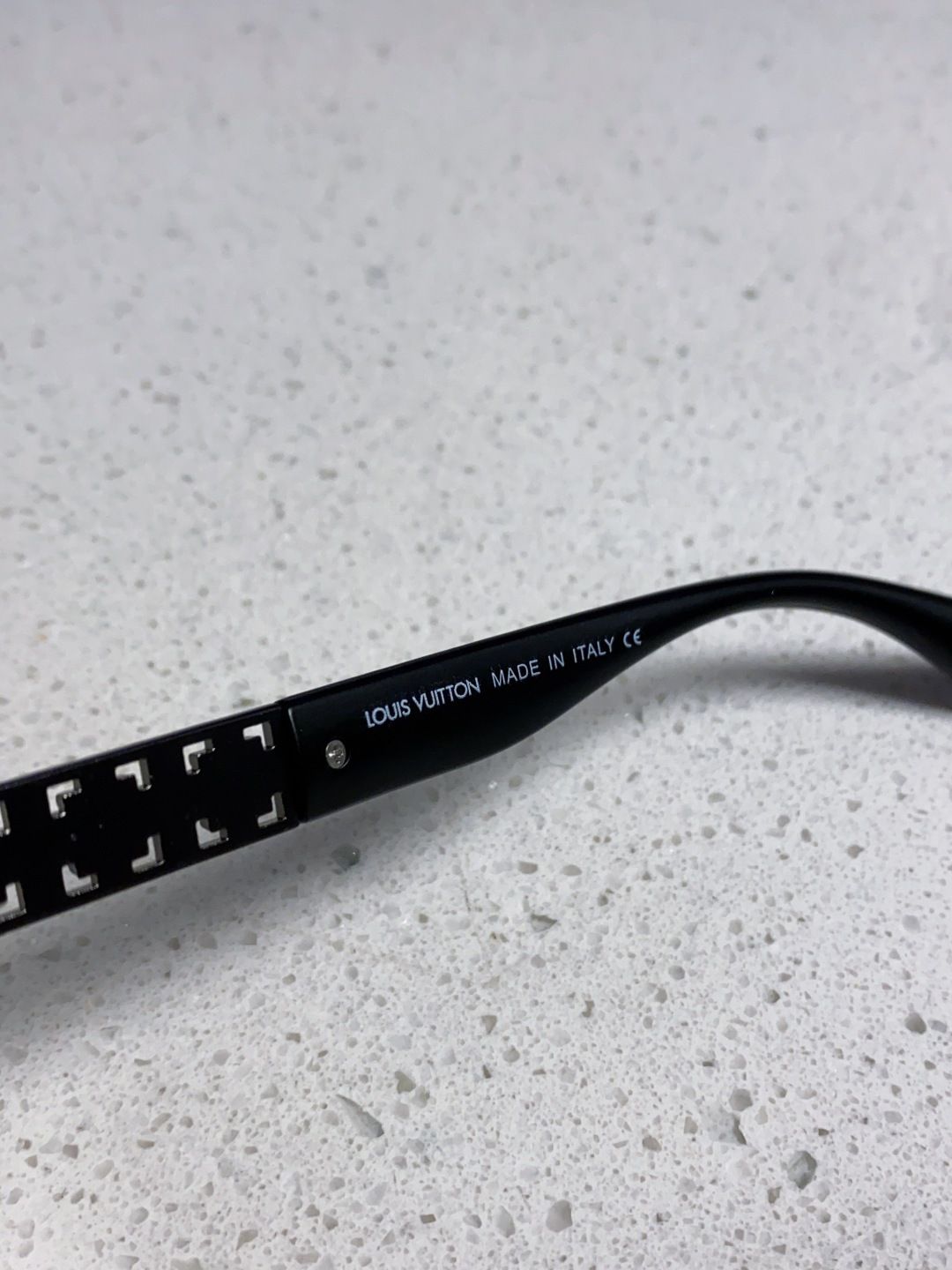 LouisVuitton路易威登 2025新款个性一片式大框墨镜女自行车骑行眼镜徒步登山防紫外线太阳镜男