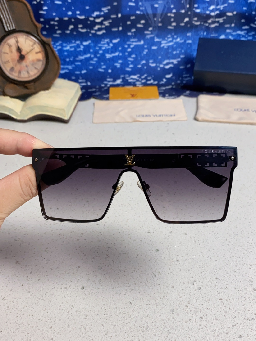 LouisVuitton路易威登 2025新款个性一片式大框墨镜女自行车骑行眼镜徒步登山防紫外线太阳镜男