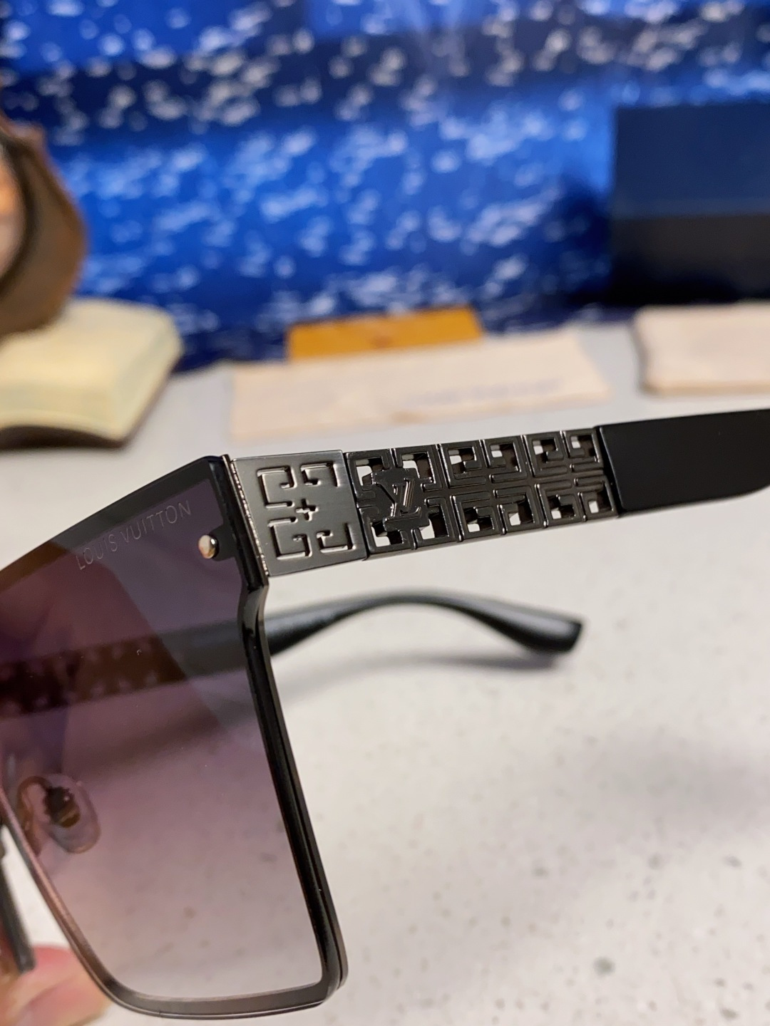 LouisVuitton路易威登 2025新款个性一片式大框墨镜女自行车骑行眼镜徒步登山防紫外线太阳镜男