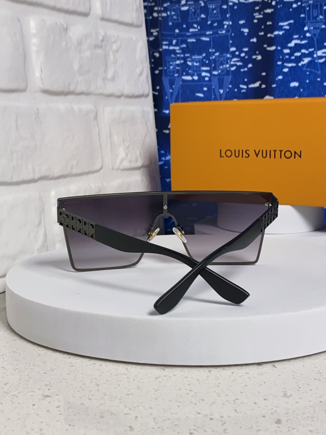 LouisVuitton路易威登 2025新款个性一片式大框墨镜女自行车骑行眼镜徒步登山防紫外线太阳镜男