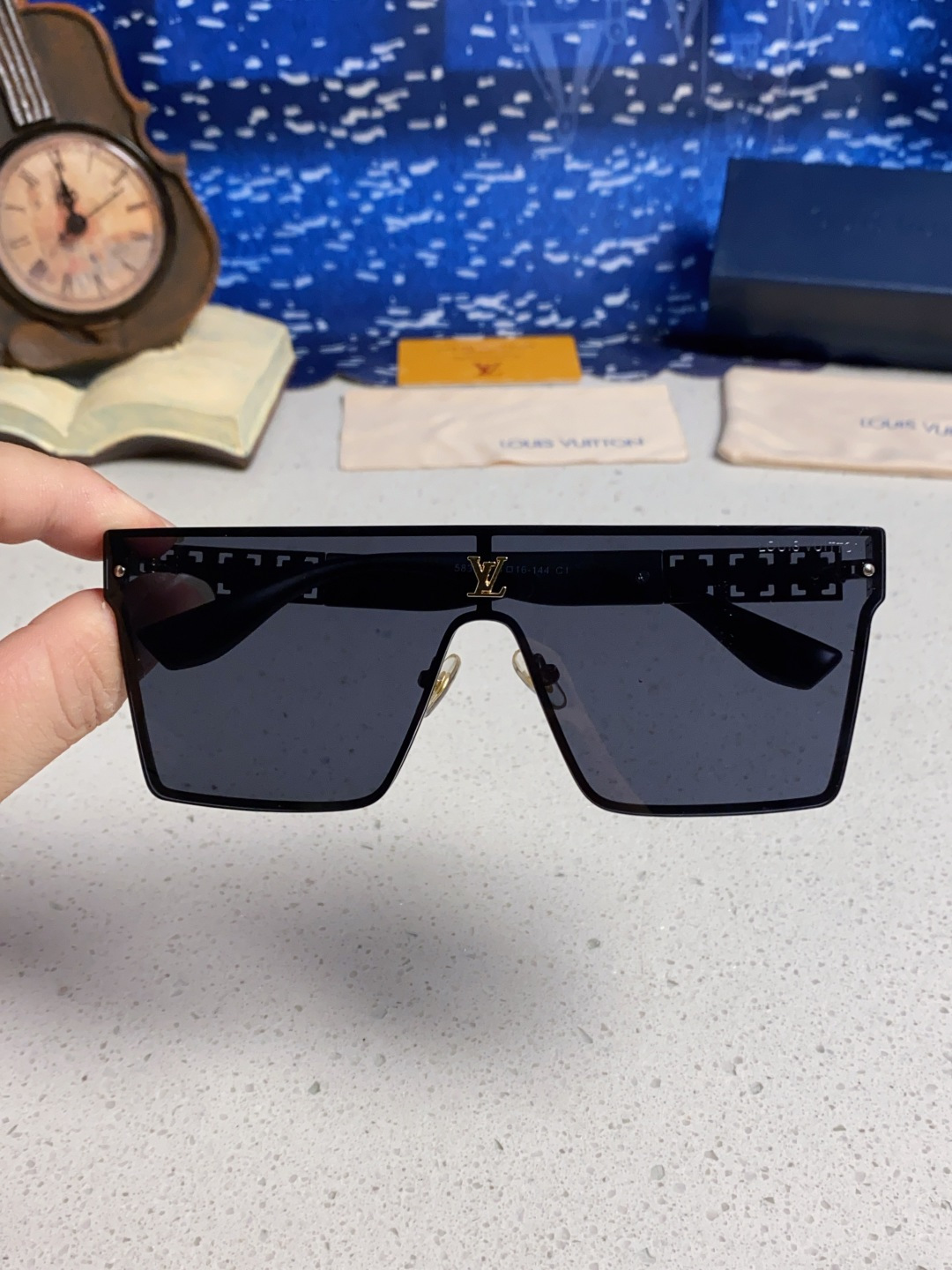 LouisVuitton路易威登 2025新款个性一片式大框墨镜女自行车骑行眼镜徒步登山防紫外线太阳镜男