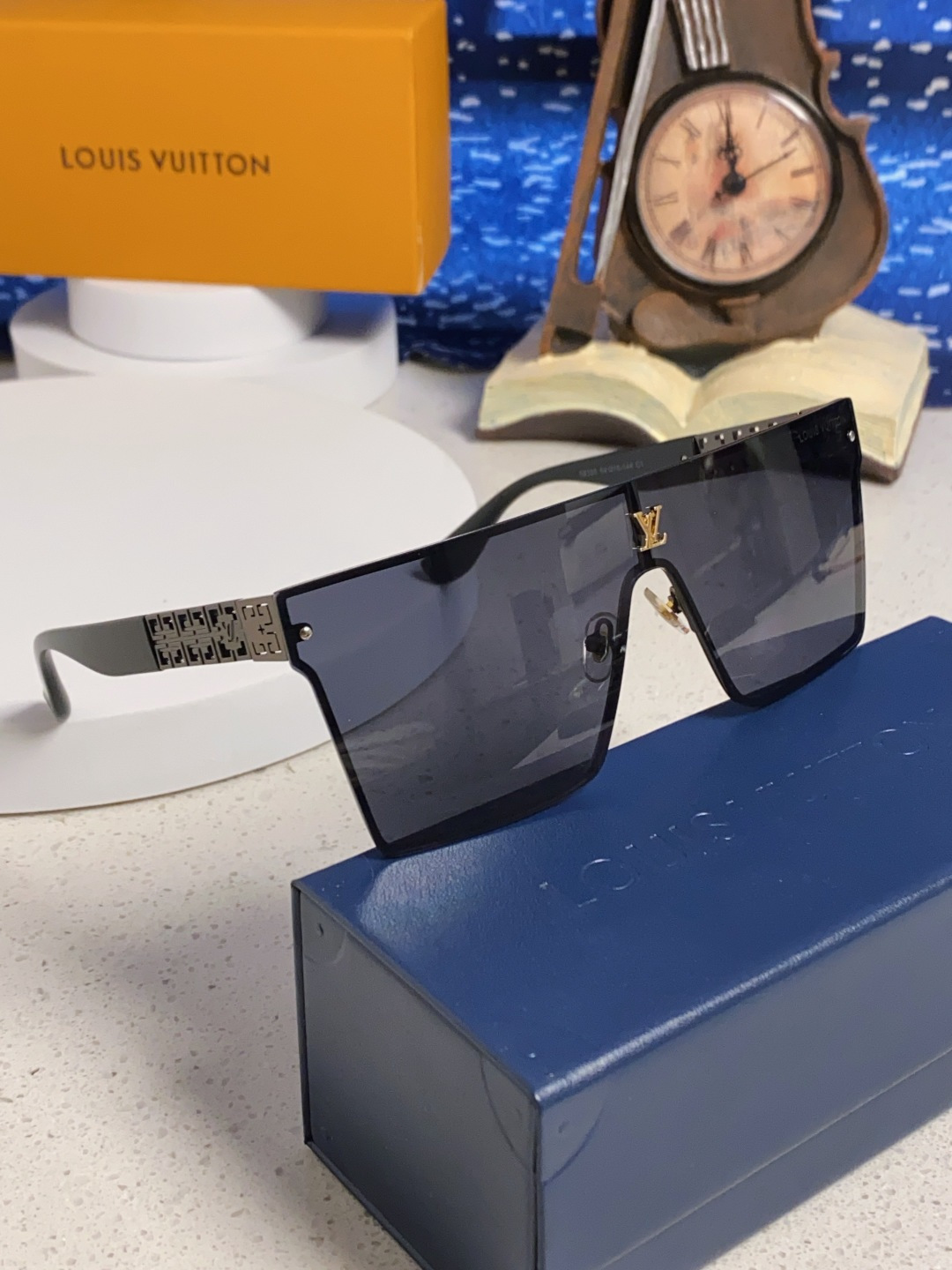 LouisVuitton路易威登 2025新款个性一片式大框墨镜女自行车骑行眼镜徒步登山防紫外线太阳镜男