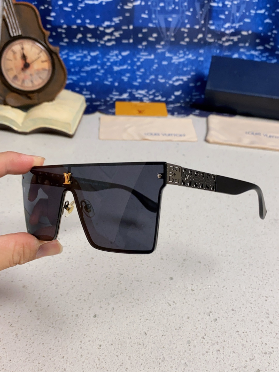 LouisVuitton路易威登 2025新款个性一片式大框墨镜女自行车骑行眼镜徒步登山防紫外线太阳镜男