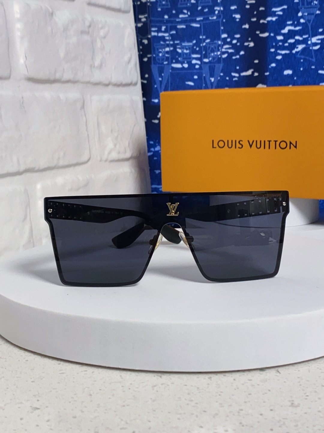 LouisVuitton路易威登 2025新款个性一片式大框墨镜女自行车骑行眼镜徒步登山防紫外线太阳镜男