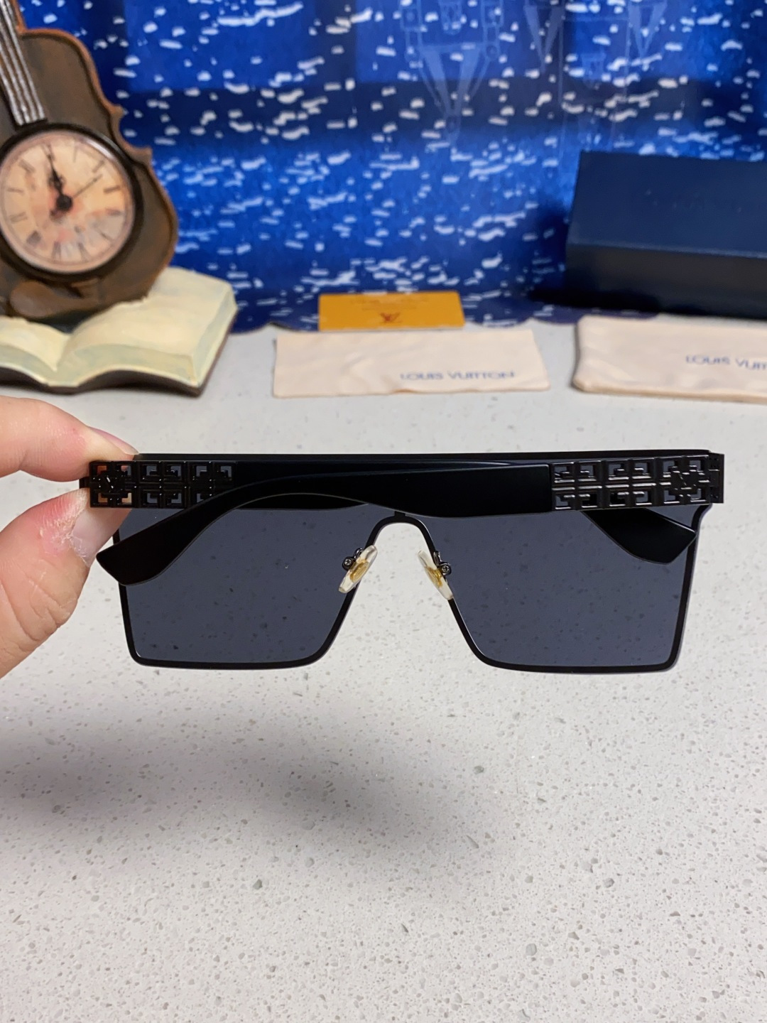 LouisVuitton路易威登 2025新款个性一片式大框墨镜女自行车骑行眼镜徒步登山防紫外线太阳镜男