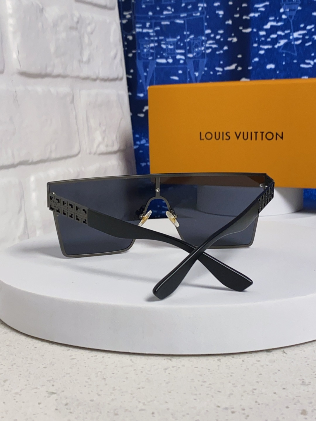 LouisVuitton路易威登 2025新款个性一片式大框墨镜女自行车骑行眼镜徒步登山防紫外线太阳镜男