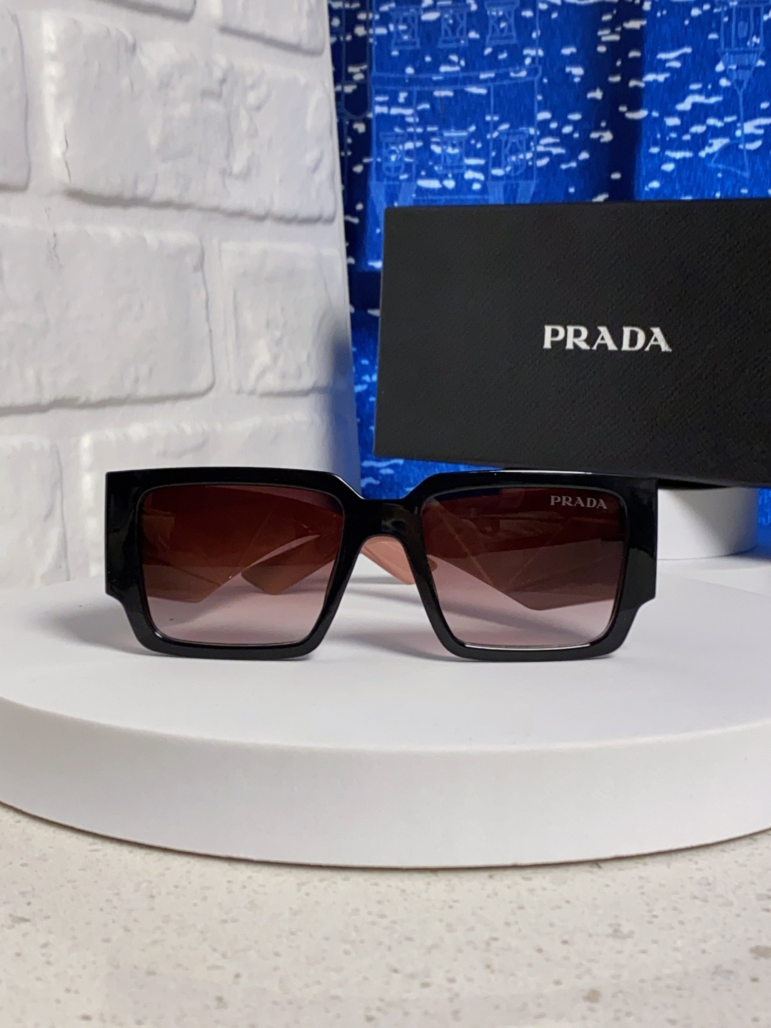 Prada普拉达 2025新款男普欧美运动太阳镜女防紫外线流行眼镜优雅通用时尚外贸墨镜 男女通用